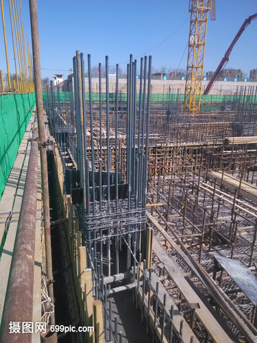 鋼筋現(xiàn)場 建設(shè)工程施工中的骨骼與脈絡(luò)