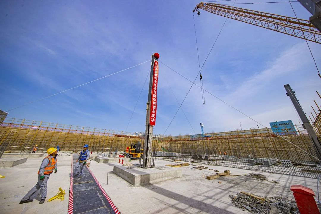 首根鋼柱順利吊裝，北京經(jīng)開區(qū)重大外資項(xiàng)目預(yù)計(jì)年底竣工